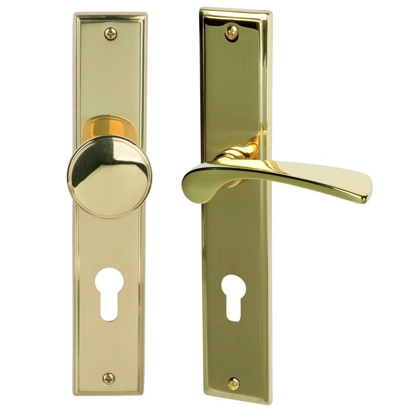 Zwei goldene Türklinken, eine mit Knauf und eine mit Griff.