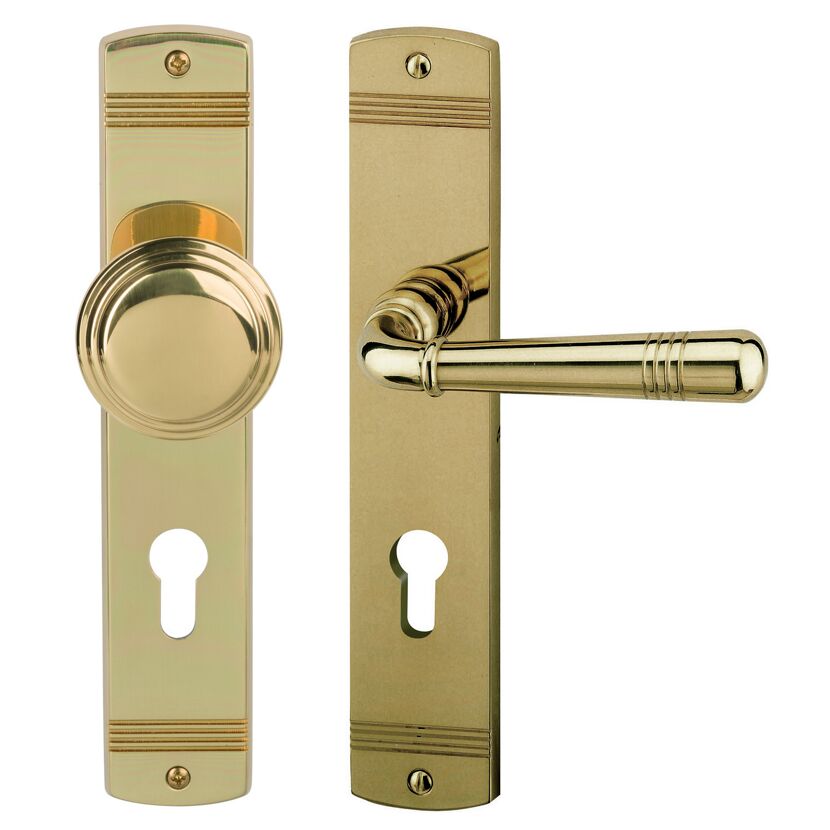 Goldene Türklinke mit Schlüsselloch und Griff