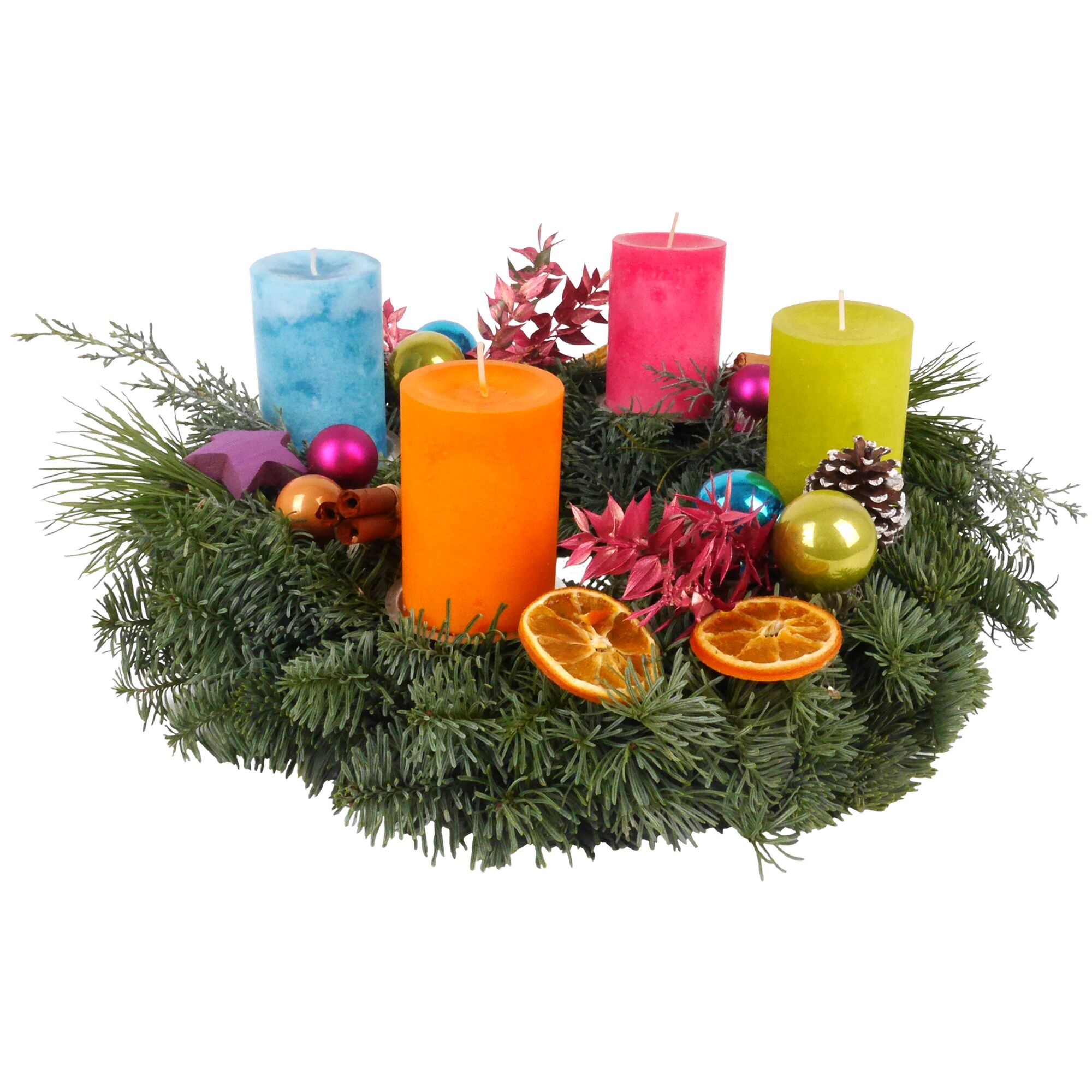 Adventskranz mit bunten Kerzen, Kugeln und Orangenscheiben