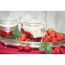 Erdbeermarmelade im Glas mit frischen Erdbeeren