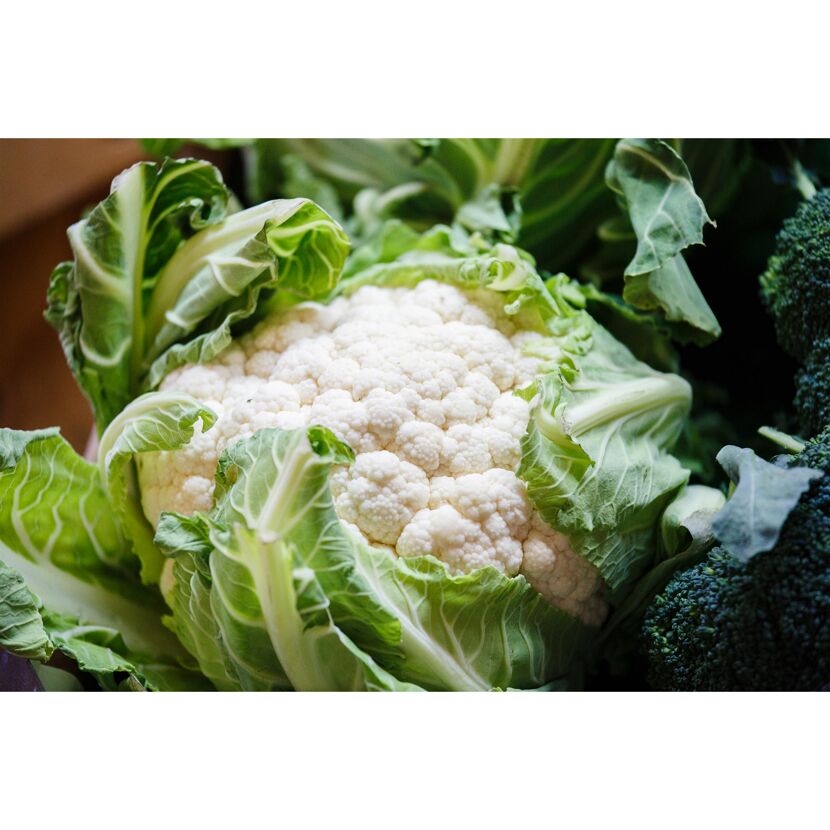 Frischer Blumenkohl mit grünen Blättern