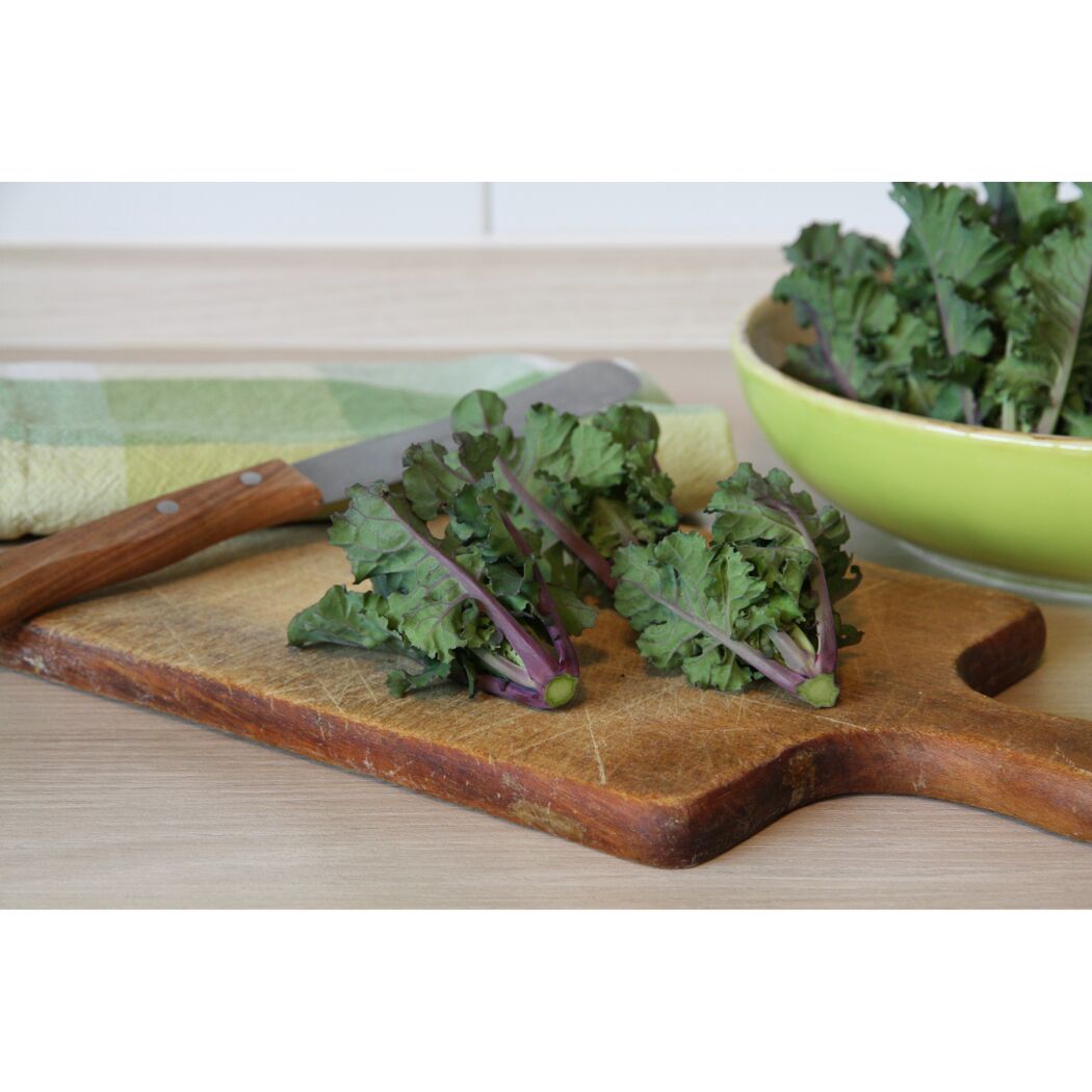 Rosenkohl auf Schneidebrett mit Messer