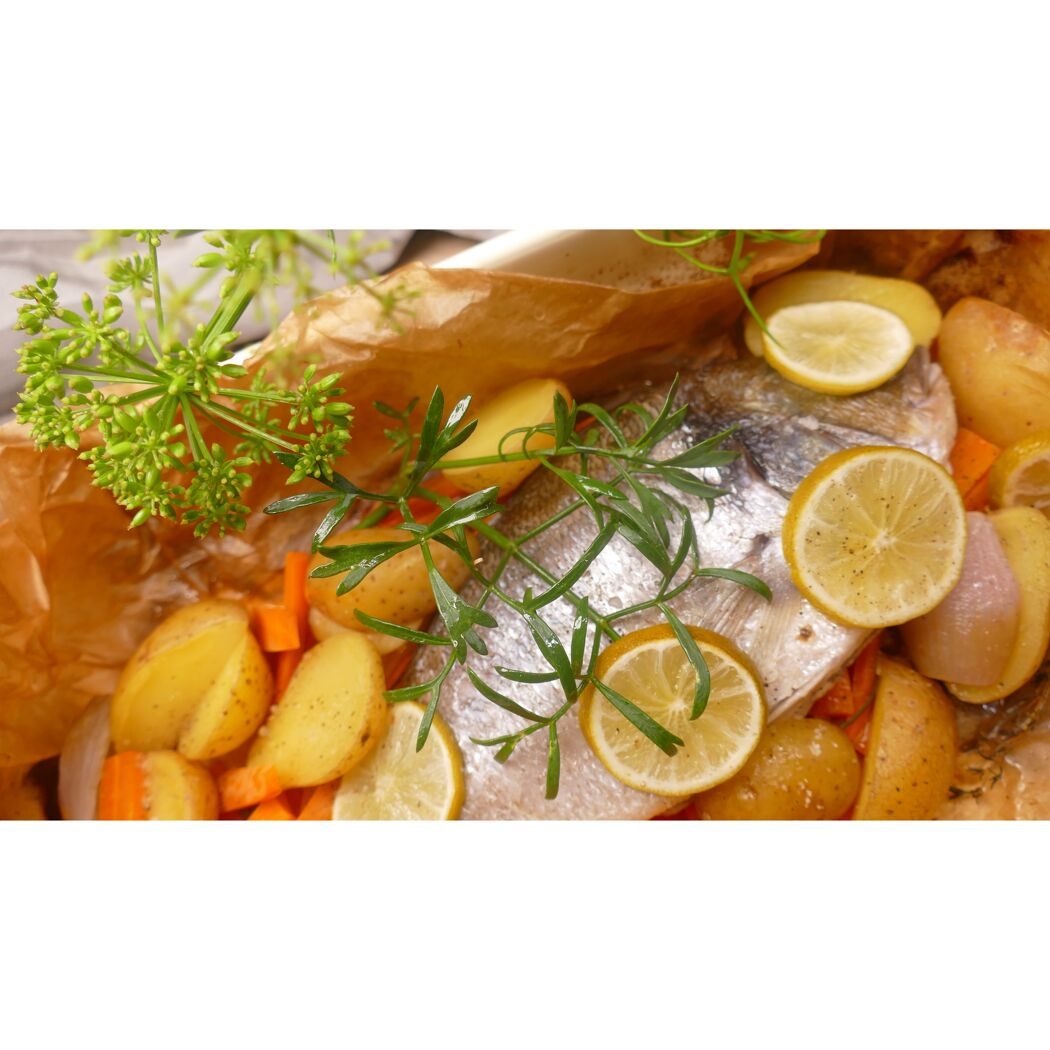 Gebratener Fisch mit Kartoffeln, Zitronen und Kräutern