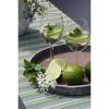 Zwei Getränke mit Eis und Limette