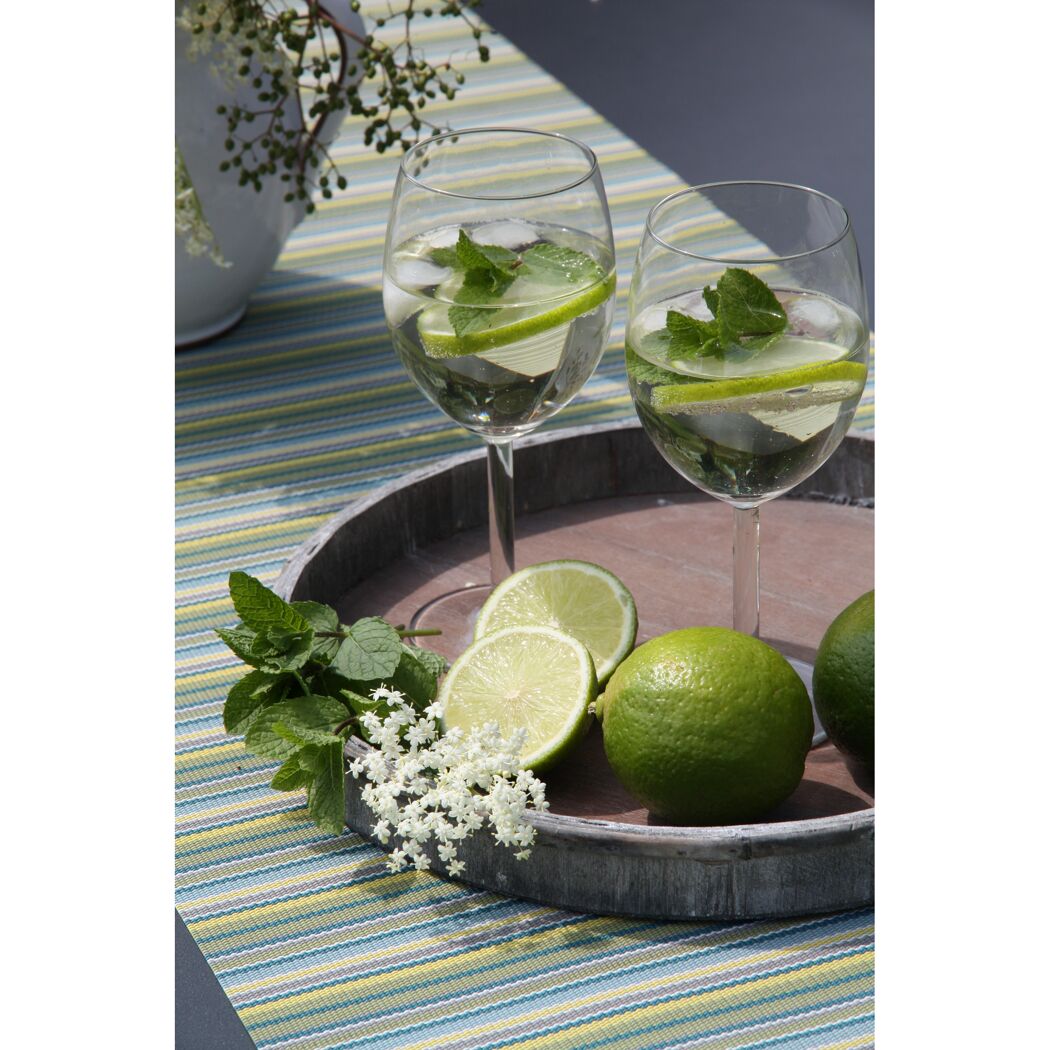 Zwei Getränke mit Eis und Limette