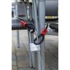 Ein rotes und schwarzes ABUS TITANIUM Vorhängeschloss sichert zwei Stühle.