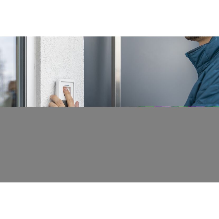 Person verwendet Fingerscanner HomeTec CFS3100 W.