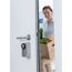 Person öffnet Tür mit ABUS HomeTec Pro CFA3100
