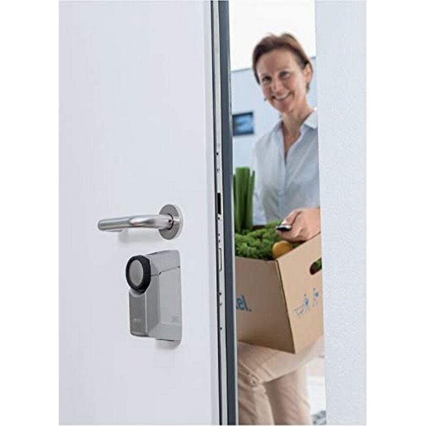 Person öffnet Tür mit ABUS HomeTec Pro CFA3100