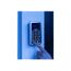 Person tippt Code in ABUS Tastatur ein.