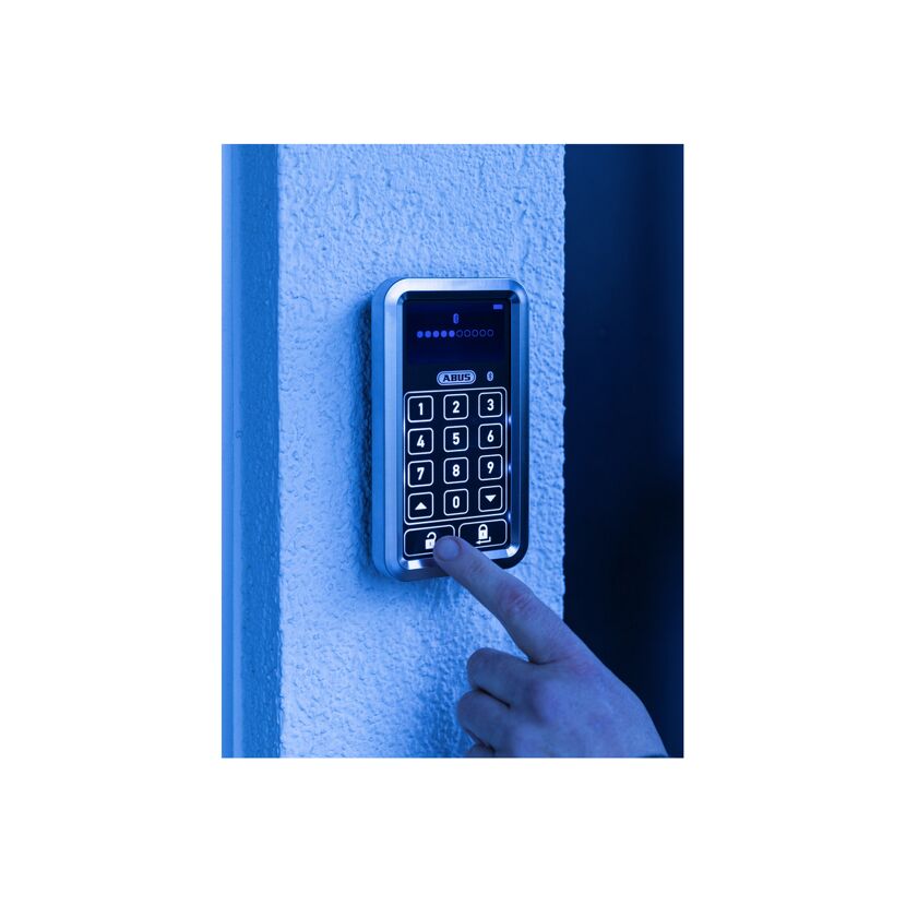 Person tippt Code in ABUS Tastatur ein.