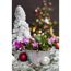 Blühender Weihnachtskaktus mit Weihnachtsbaum und Dekoration