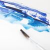 Blaue Wasserfarben und Pinsel