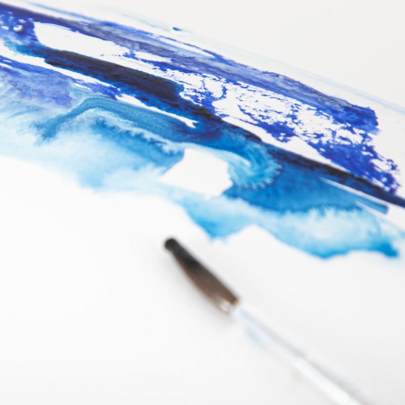 Blaue Wasserfarbe und Pinsel