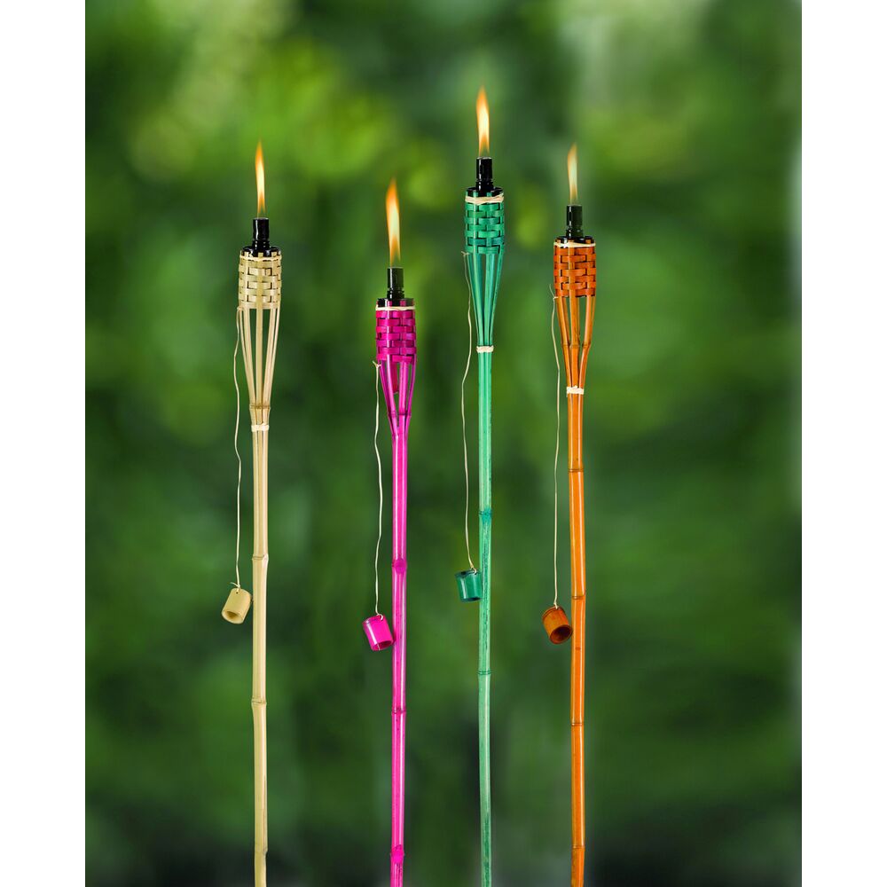 Vier Bambus-Fackeln in verschiedenen Farben brennen.