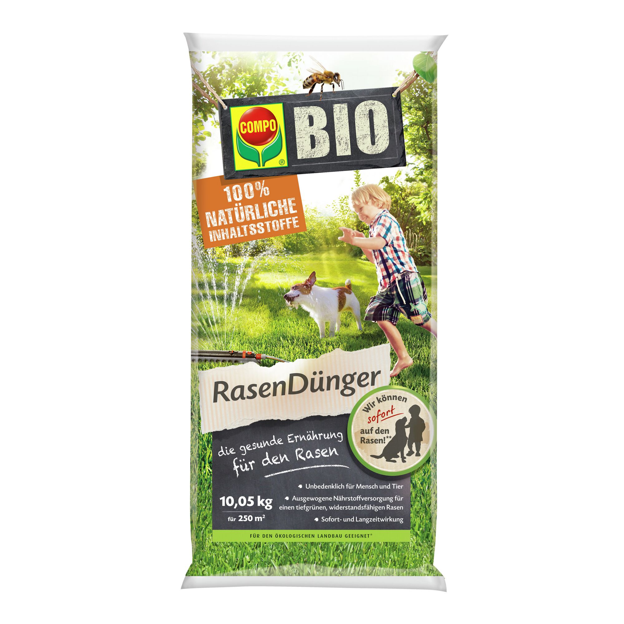 Kind mit Hund auf Rasen, COMPO BIO Rasendünger