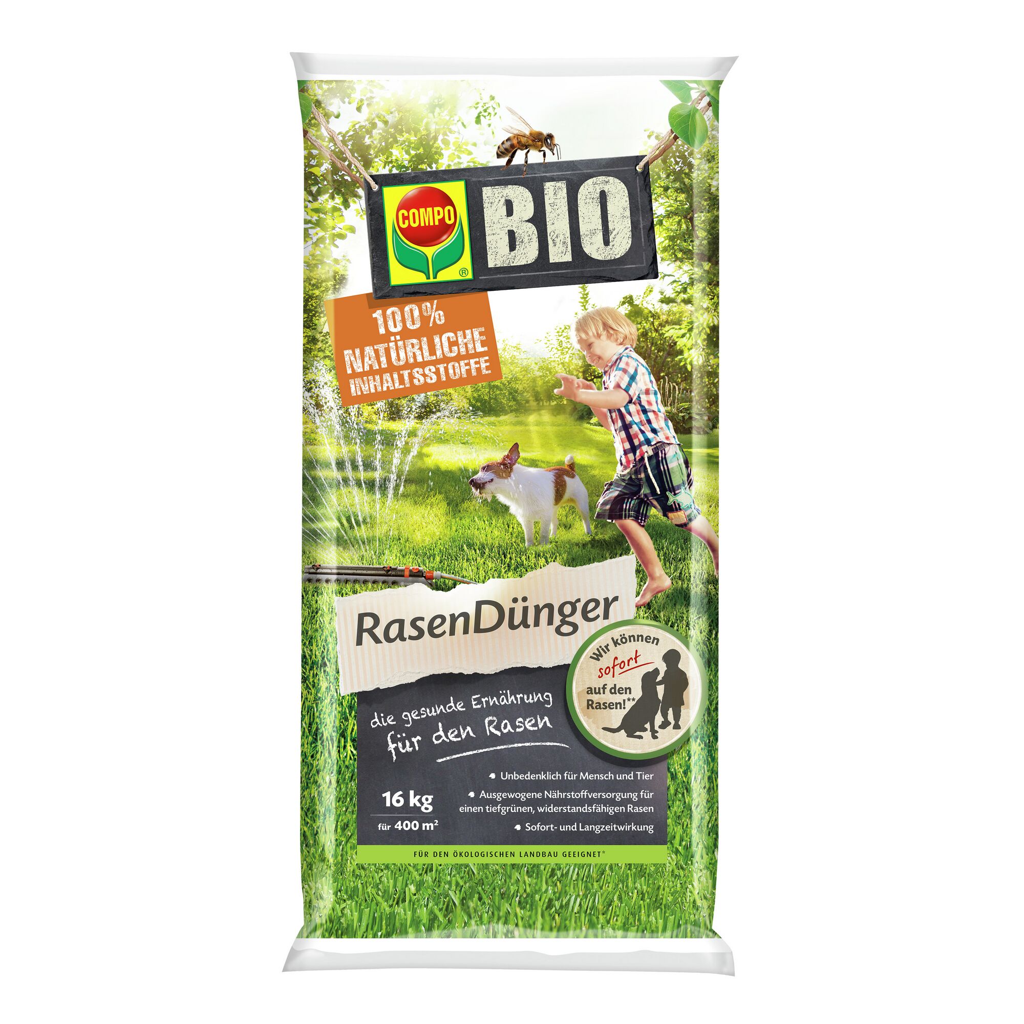 Kind mit Hund auf Rasen, Compo Bio Rasendünger