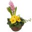 Gelbe und rosa Blumen in einem Weidenkorb.
