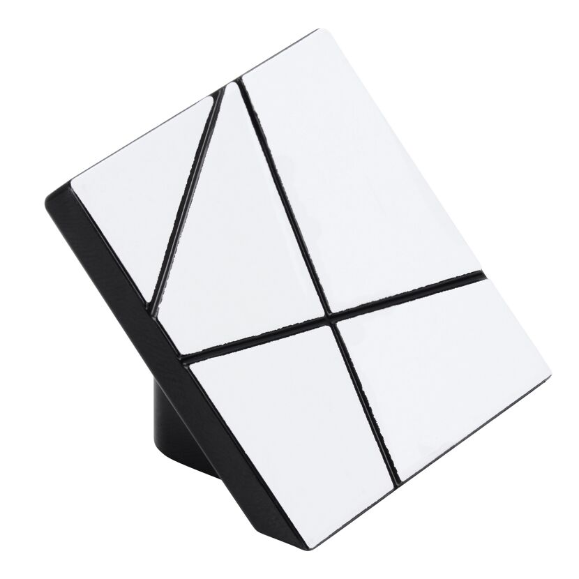 Weißer Möbelgriff mit schwarzen geometrischen Linien