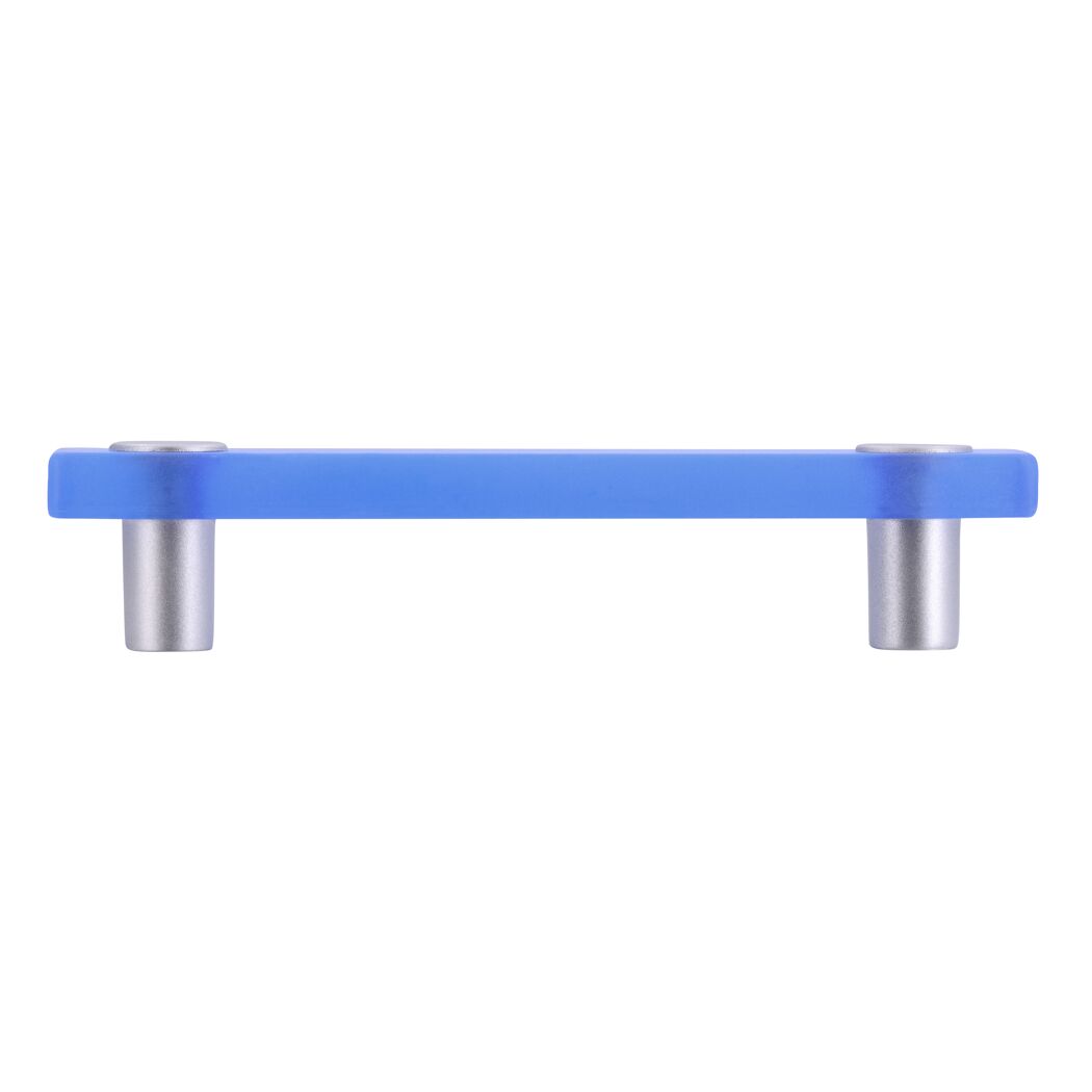 Blauer Möbelgriff aus Glas mit Metallhalterungen.