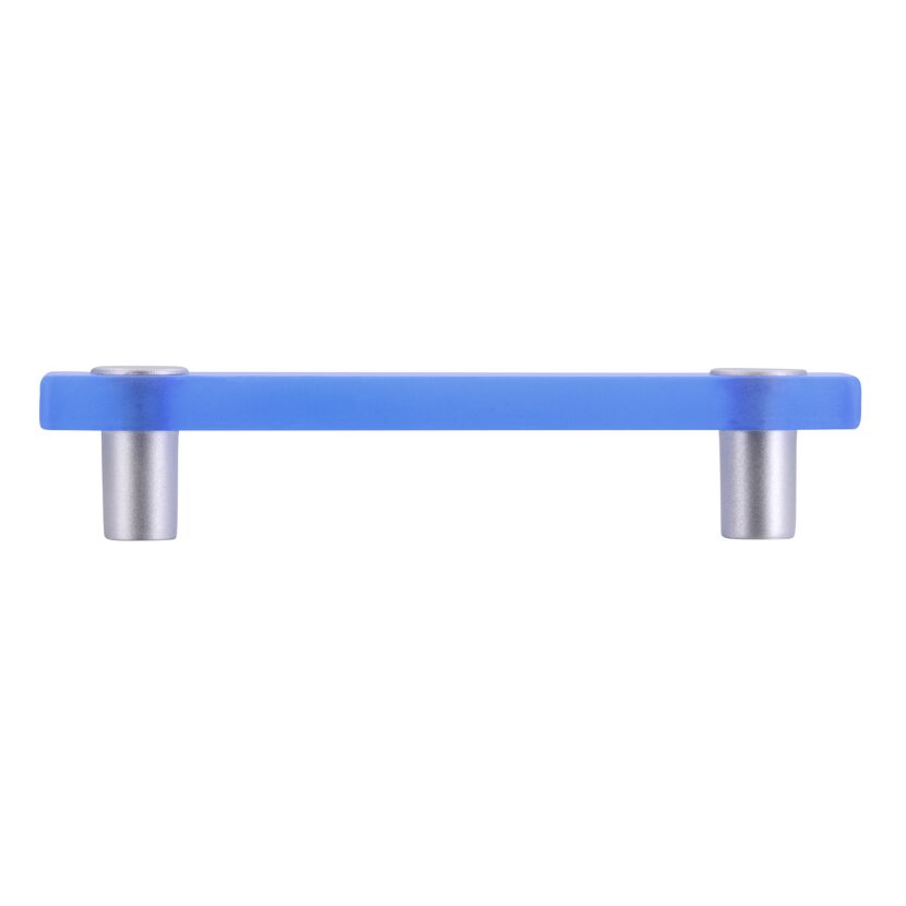 Blauer Möbelgriff aus Glas mit Metallhalterungen.