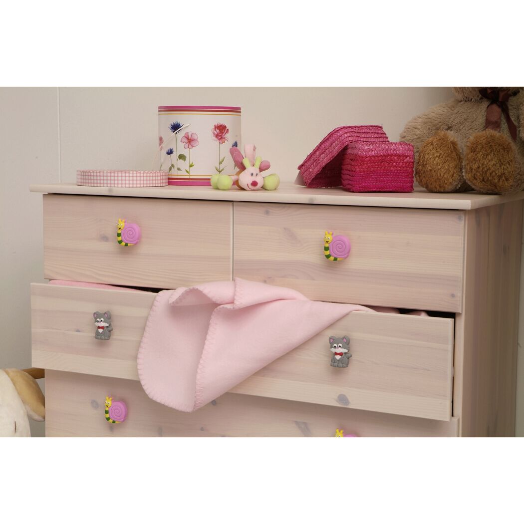 Weiße Kommode mit geöffneter Schublade und Kinderspielzeug