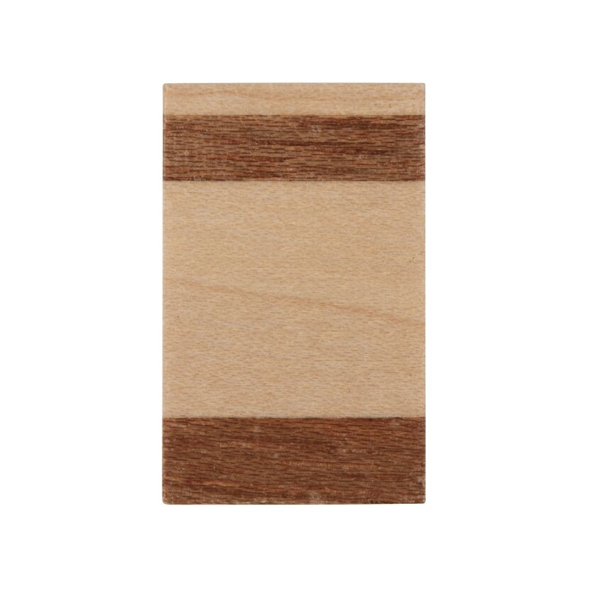 Holzquader hellbraun mit dunkelbraunen Streifen.