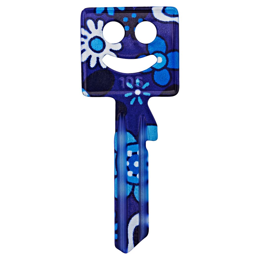 Blauer Schlüssel mit Blumendruck und Smiley-Gesicht.