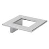 Quadratischer Möbelgriff aus glänzendem Chrom.