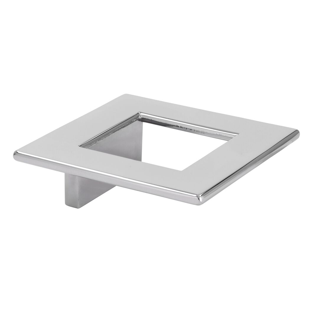 Quadratischer Möbelgriff aus glänzendem Chrom.