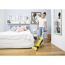 Person reinigt Holzboden mit Kärcher Hartbodenreiniger FC 5 Cordless.