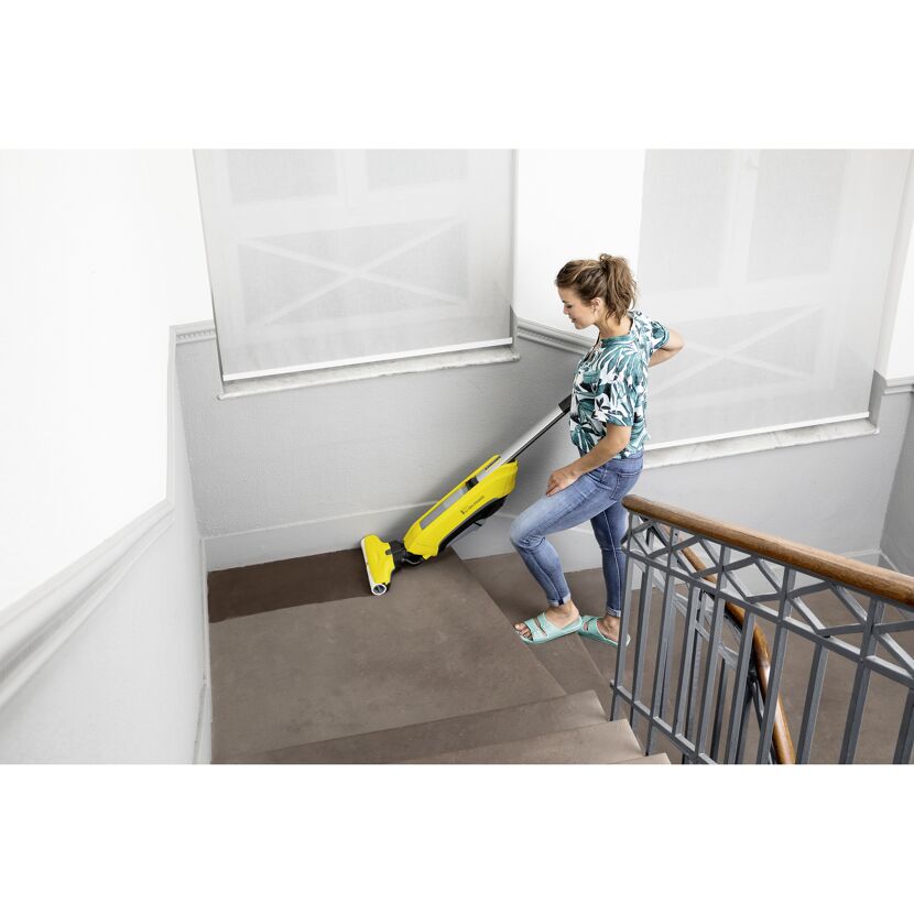 Person reinigt eine Treppe mit dem Kärcher Hartbodenreiniger FC 5 Cordless.