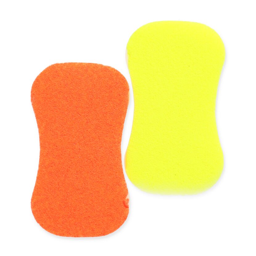 Zwei Scheuerschwämme in orange und gelb.