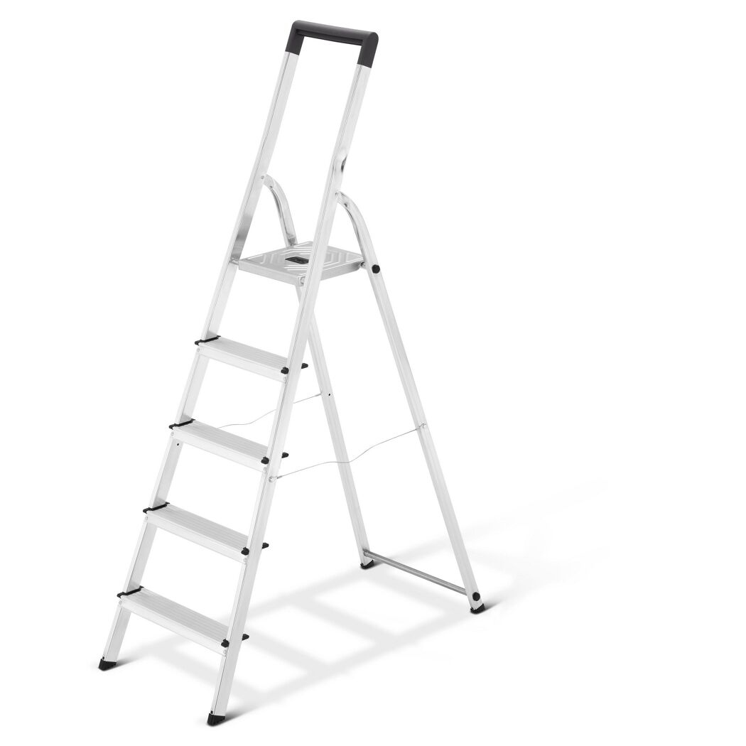 Eine Stehleiter aus Aluminium.