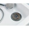 Abfluss-Sieb mit Haaren im Waschbecken