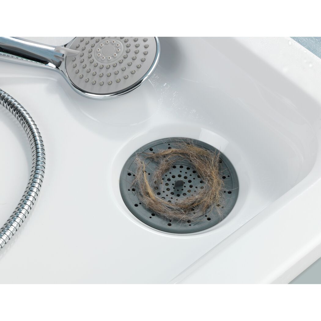 Abfluss-Sieb mit Haaren im Waschbecken
