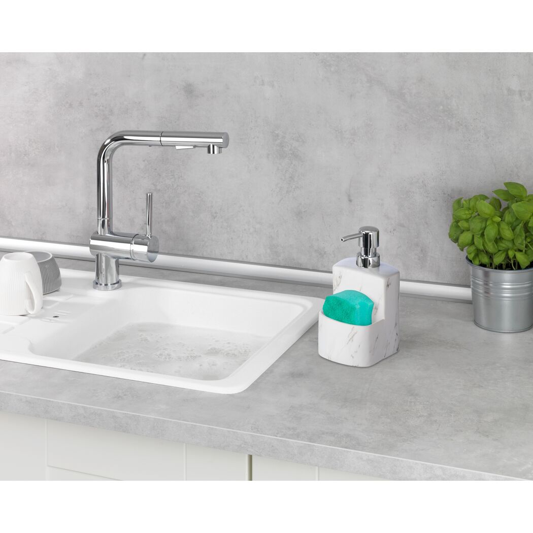 Seifenspender mit Schwammfach und laufender Wasserhahn