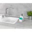 Seifenspender mit Schwammfach und laufender Wasserhahn