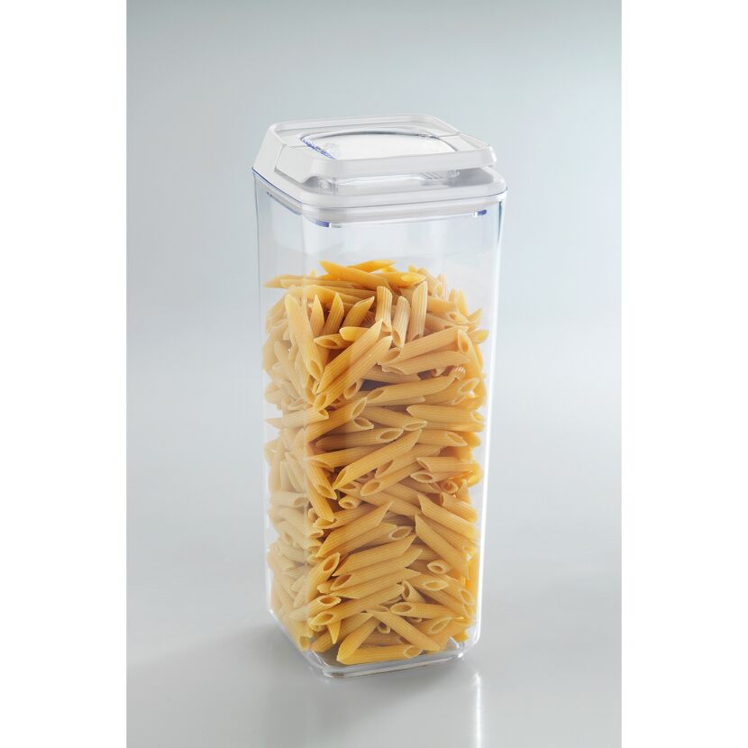 Penne in einer durchsichtigen Vorratsdose