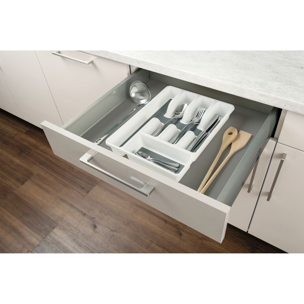 Offene Schublade mit Besteckkasten Anti-R