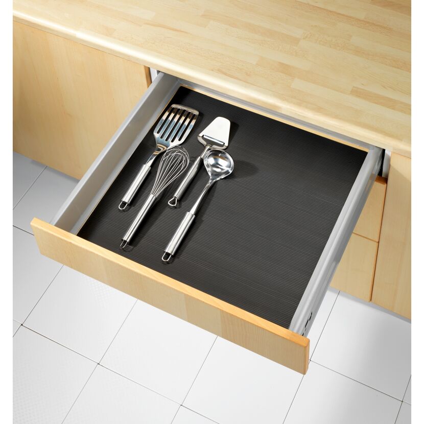 Schublade mit Anti-Rutsch-Matte und Küchenhelfern