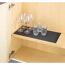 Gläser auf einer schwarzen Anti-Rutsch-Matte im Schrank