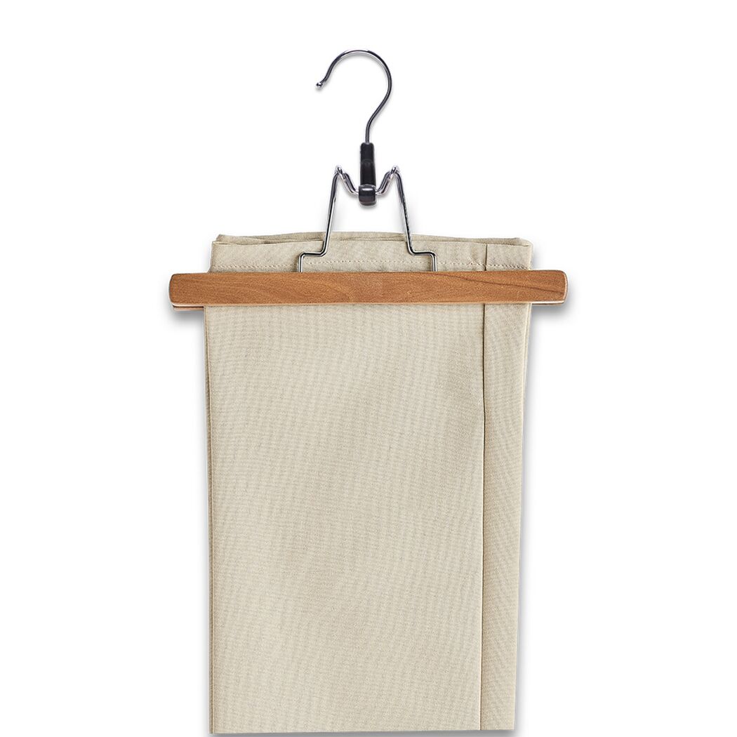 Beige Hose auf Kleiderbügel