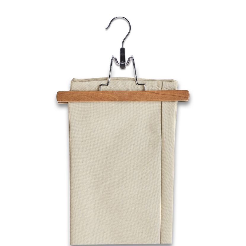 Beige Hose auf Kleiderbügel