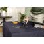 Person reinigt Sofa mit Waschsauger