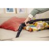 Person reinigt Sofa mit Waschsauger