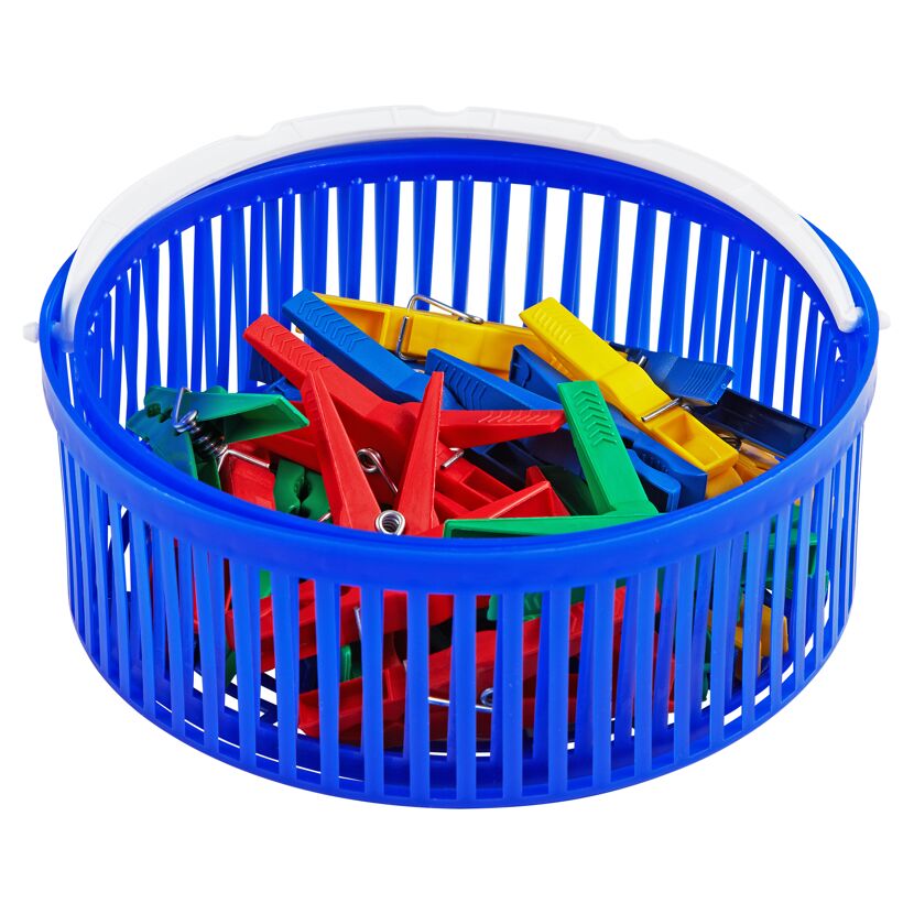 Blauer Wäscheklammerkorb mit bunten Wäscheklammern.