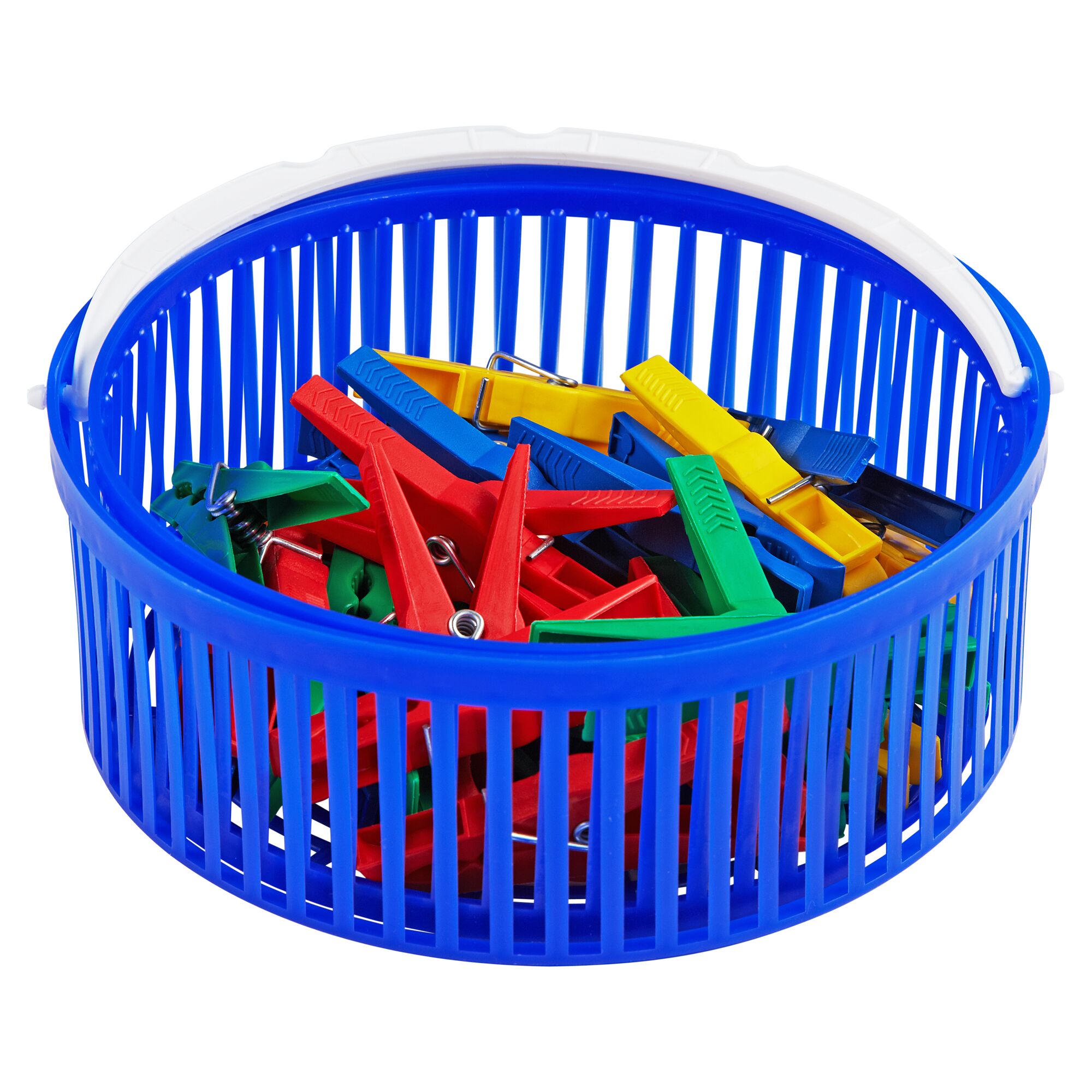 Blauer Wäscheklammerkorb mit bunten Wäscheklammern.