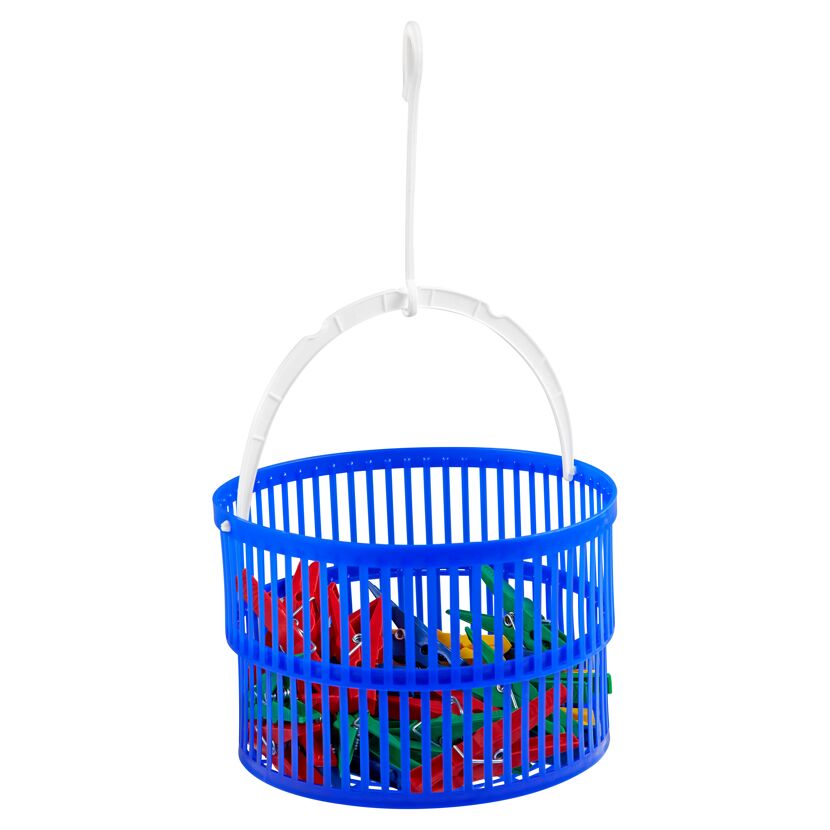 Blauer Wäscheklammerkorb mit bunten Wäscheklammern