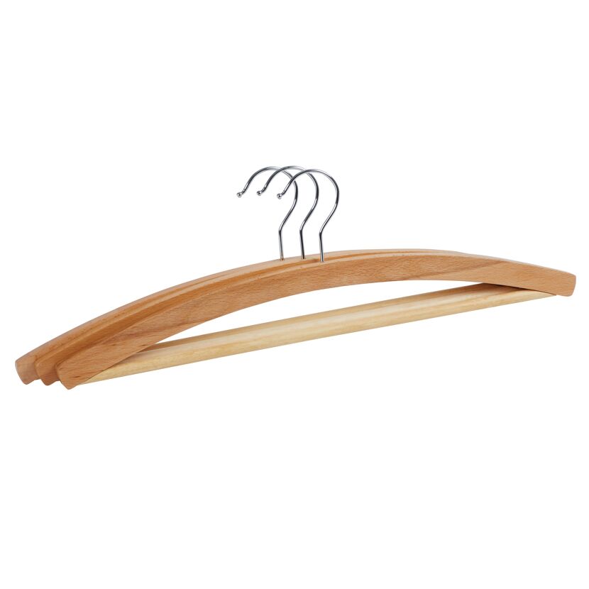 Drei Kleiderbügel aus Holz